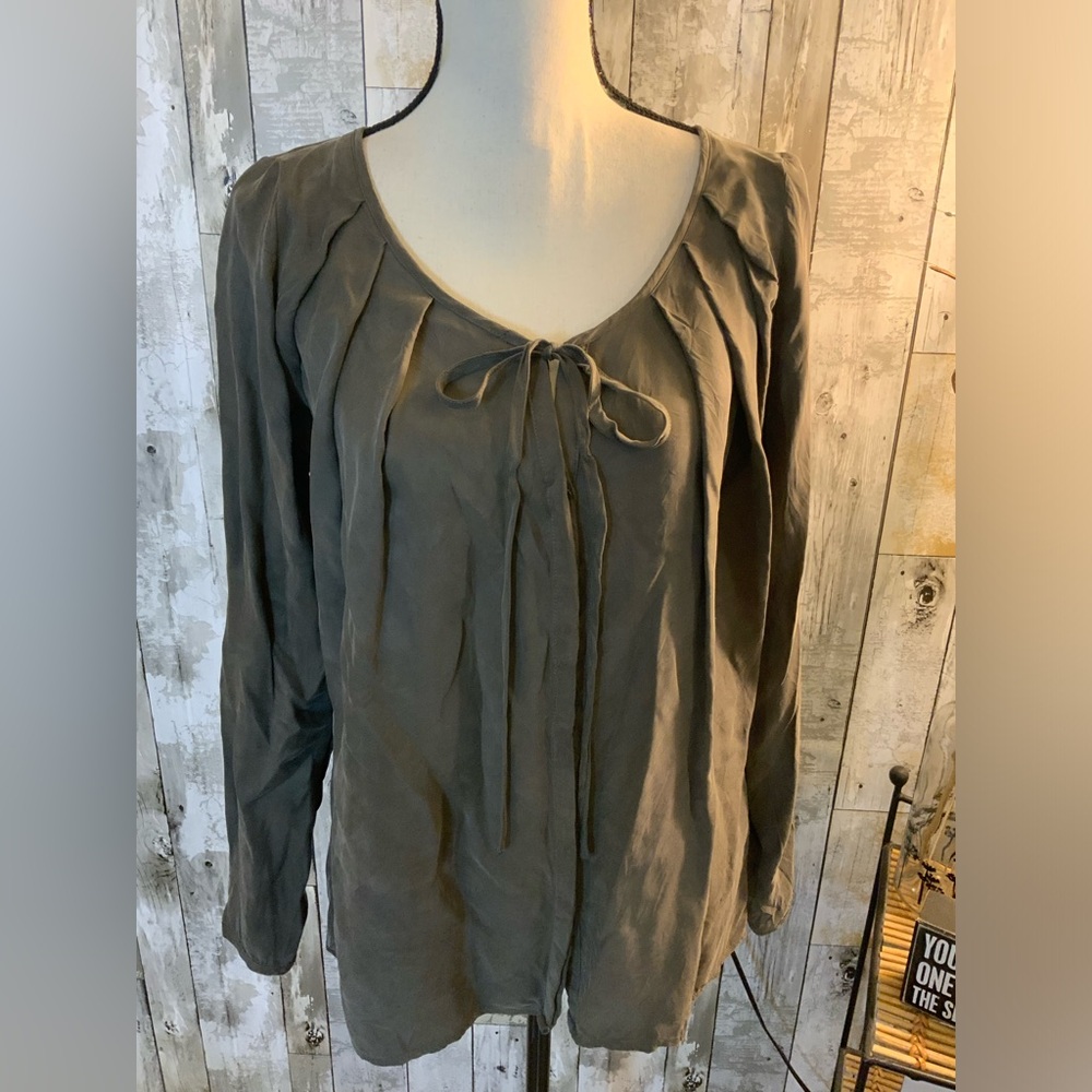 Trim a& tailor silky soft blouse. Size S